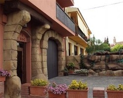 Imagen de los exteriores del Hostal San Roc. Foto 8