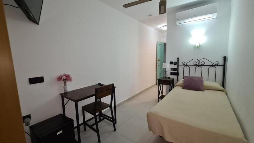 Imagen de la habitación del Hostal San Sebastián Almuñecar. Foto 4