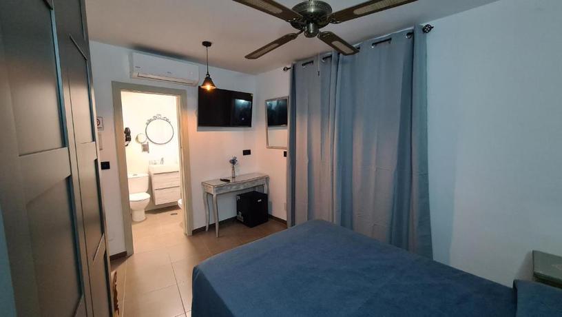 Imagen de la habitación del Hostal San Sebastián Almuñecar. Foto 5