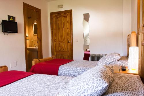 Imagen de la habitación del Hostal Sango Sierra de las Nieves. Foto 4