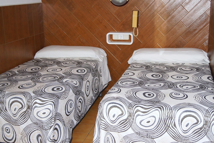 Imagen de la habitación del Hostal Sanmar. Foto 15