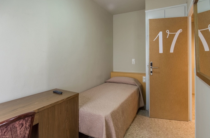 Imagen de la habitación del Hostal Sant Miquel. Foto 17