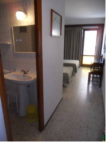 Imagen de la habitación del Hostal Santa Ana, Lloret de Mar. Foto 2