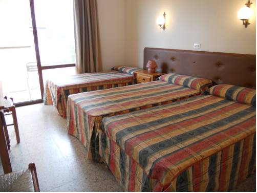 Imagen de la habitación del Hostal Santa Ana, Lloret de Mar. Foto 4