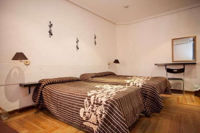 Imagen de la habitación del Hostal Santa Barbara, Chamberí. Foto 11