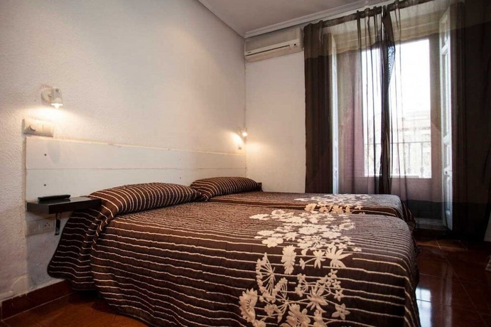 Imagen de la habitación del Hostal Santa Barbara, Chamberí. Foto 12