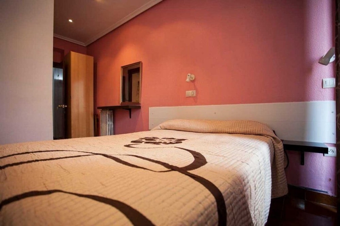 Imagen de la habitación del Hostal Santa Barbara, Chamberí. Foto 13