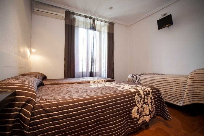 Imagen de la habitación del Hostal Santa Barbara, Chamberí. Foto 14