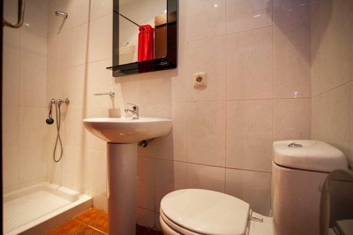 Imagen de la habitación del Hostal Santa Barbara, Chamberí. Foto 15