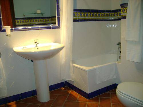 Imagen de la habitación del Hostal Santa Cruz, Los Palacios y Villafranca. Foto 6
