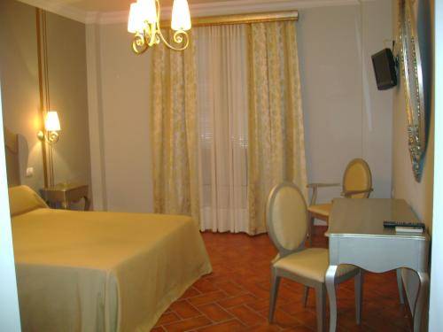 Imagen general del Hostal Santa Cruz, Los Palacios y Villafranca. Foto 1