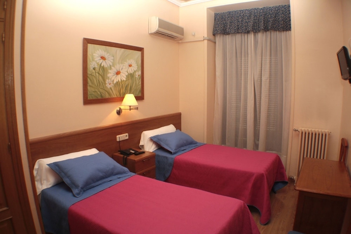 Imagen de la habitación del Hostal Santa Cruz, Madrid. Foto 5