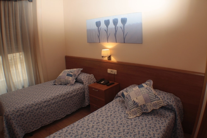 Imagen de la habitación del Hostal Santa Cruz, Madrid. Foto 10