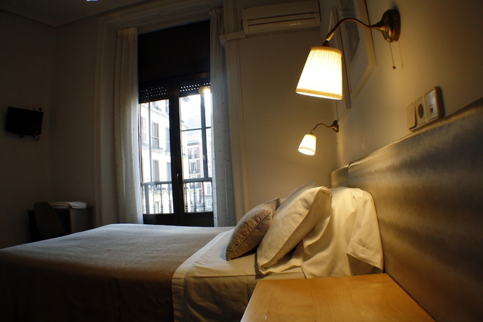 Imagen de la habitación del Hostal Santa Cruz, Madrid. Foto 16