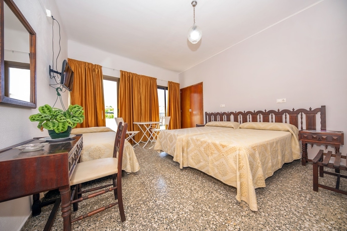 Imagen de la habitación del Hostal Santa Eulalia, Santa Eulalia des Riu. Foto 4