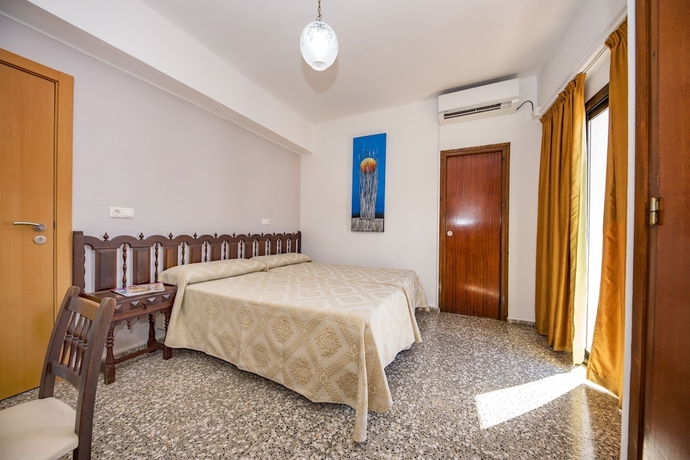 Imagen de la habitación del Hostal Santa Eulalia, Santa Eulalia des Riu. Foto 7