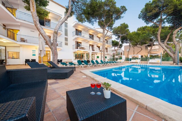 Imagen de la piscina del Hostal Santanyi Port. Foto 19