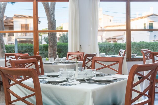 Imagen del bar/restaurante del Hostal Santanyi Port. Foto 2