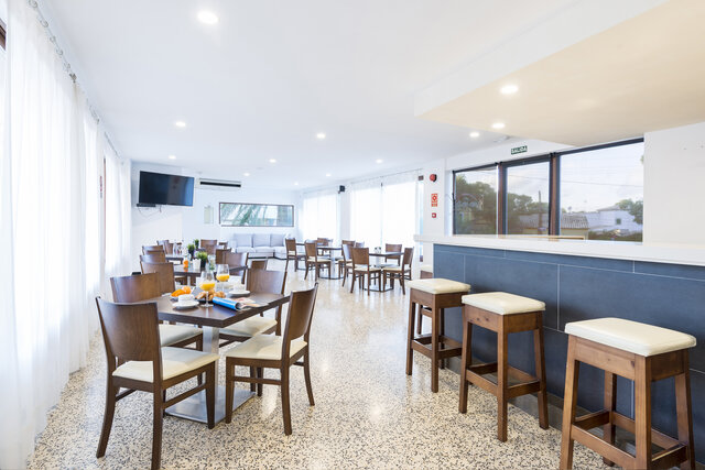 Imagen del bar/restaurante del Hostal Santanyi Port. Foto 3