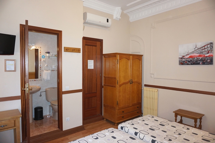 Imagen de la habitación del Hostal Santillan. Foto 11