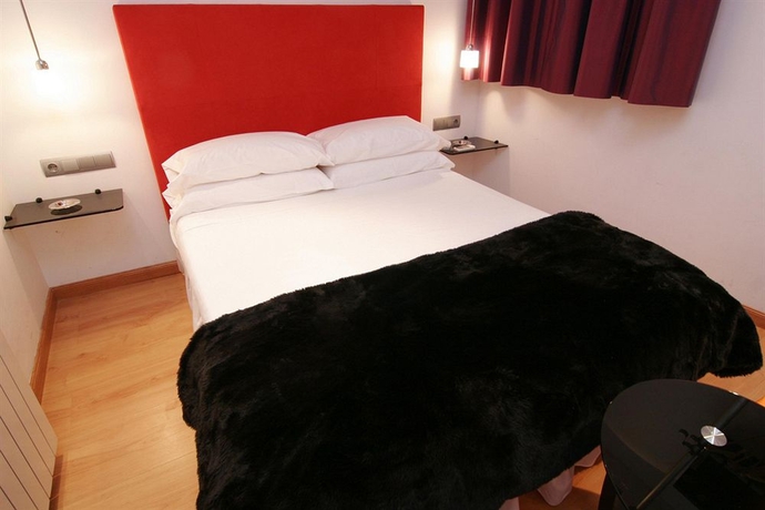 Imagen de la habitación del Hostal Santo Domingo, Gran V&iacute;a. Foto 7