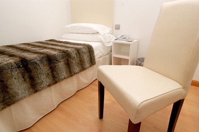 Imagen de la habitación del Hostal Santo Domingo, Gran V&iacute;a. Foto 12