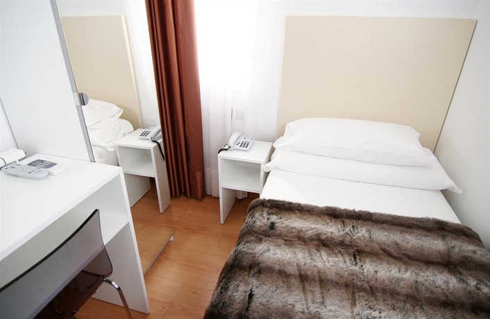 Imagen de la habitación del Hostal Santo Domingo, Gran V&iacute;a. Foto 13