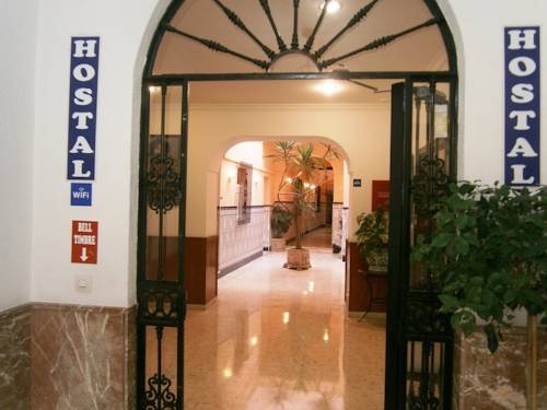 Imagen de los exteriores del Hostal Sanvi. Foto 7