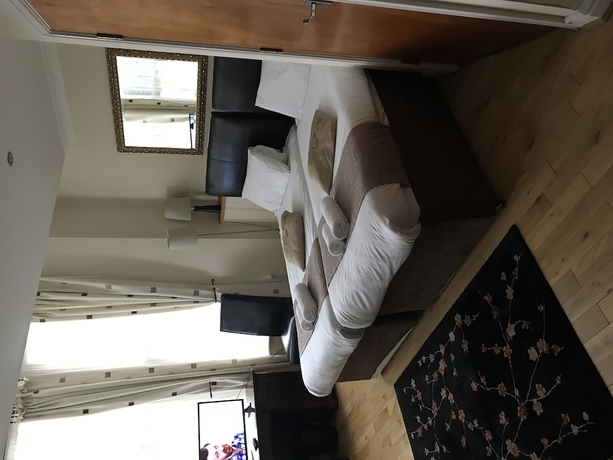 Imagen de la habitación del Hostal Sheil Suites. Foto 4