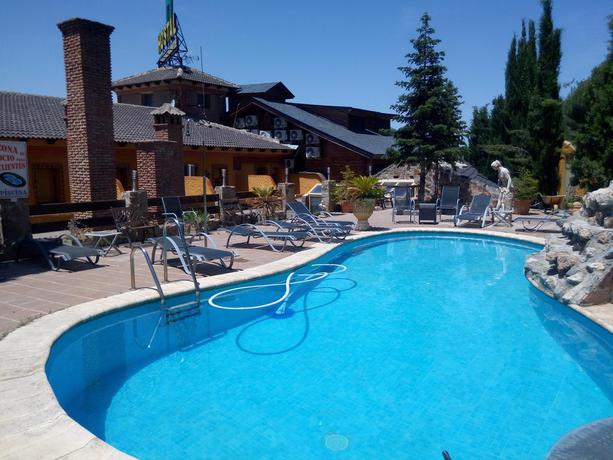 Imagen de la piscina del Hostal Sierra De Baza. Foto 7