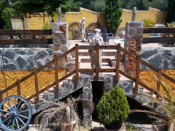 Imagen de los exteriores del Hostal Sierra De Baza. Foto 5