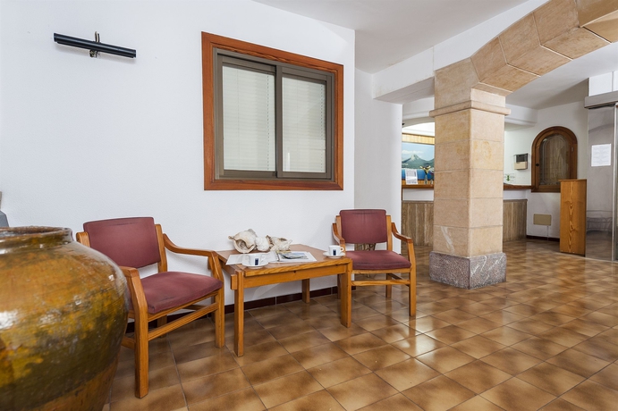Imagen de los interiores del Hostal Singular Cala Ratjada by Eurotels. Foto 11