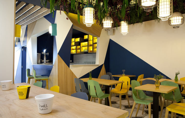 Imagen de los interiores del Hostal Sleep’n Atocha – B Corp Certified. Foto 8