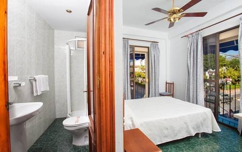 Imagen de la habitación del Hostal Sol Y Mar, Nerja. Foto 7