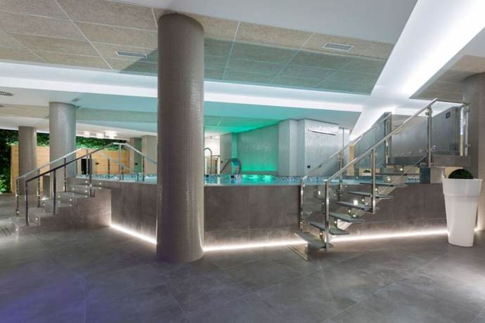 Imagen de la piscina del Hostal Spa Suites Odeon. Foto 10
