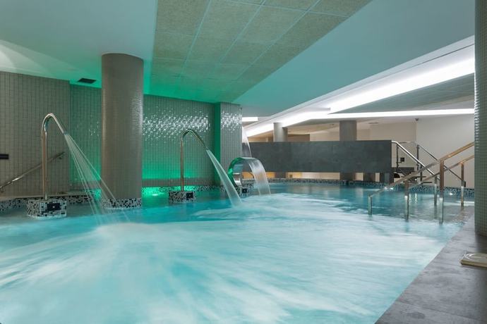 Imagen de la piscina del Hostal Spa Suites Odeon. Foto 11