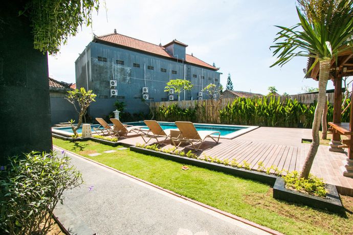 Imagen de la piscina del Hostal Sri Kandi Inn. Foto 15