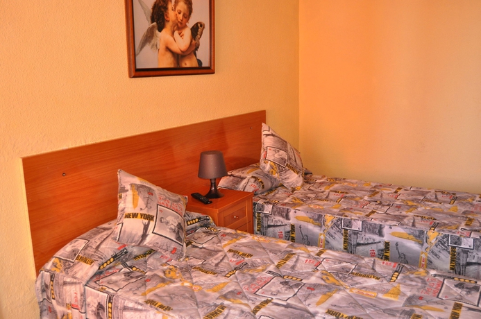 Imagen de la habitación del Hostal Stella, Centro de Madrid. Foto 9