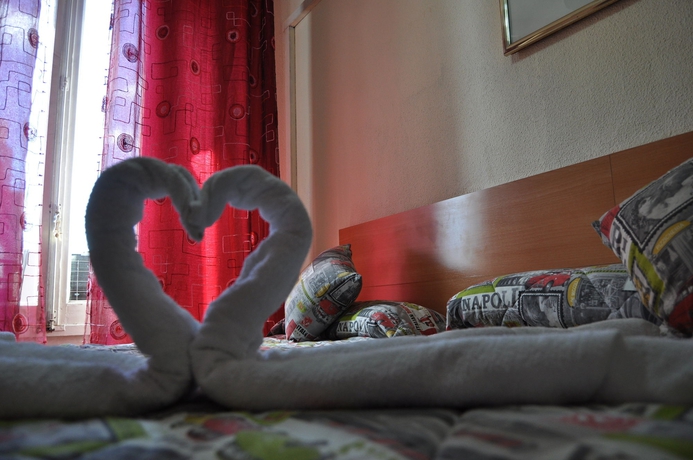 Imagen de la habitación del Hostal Stella, Centro de Madrid. Foto 11