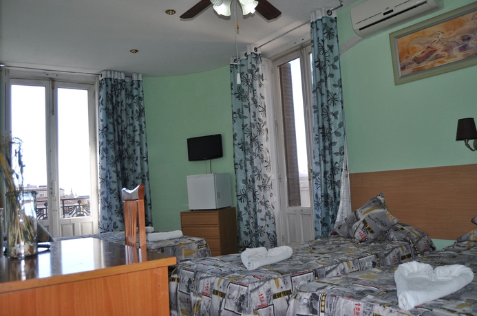 Imagen de la habitación del Hostal Stella, Centro de Madrid. Foto 12
