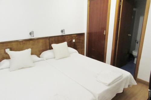 Imagen de la habitación del Hostal Suizo, Granada. Foto 8