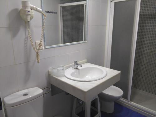 Imagen de la habitación del Hostal Suizo, Granada. Foto 9