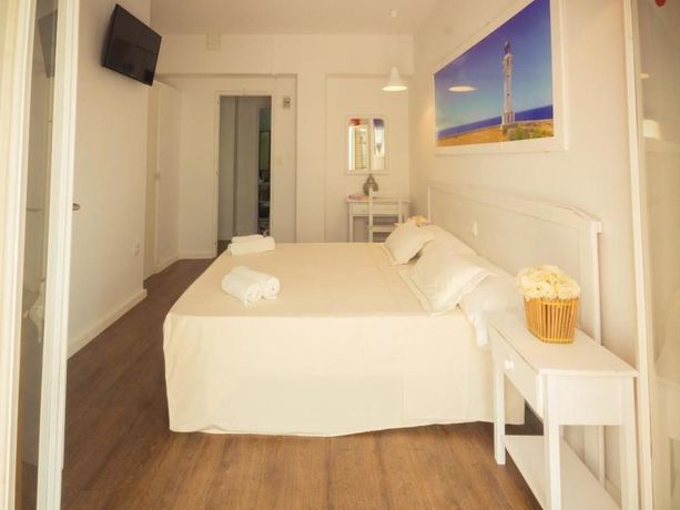 Imagen de la habitación del Hostal Sunset Ibiza. Foto 14