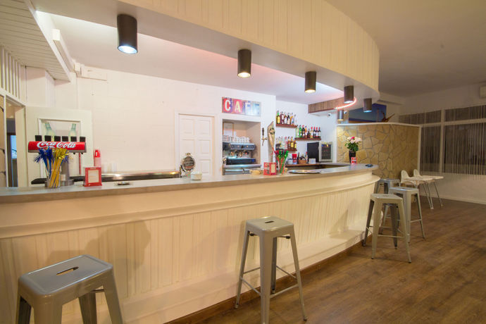 Imagen del bar/restaurante del Hostal Sunset Ibiza. Foto 3