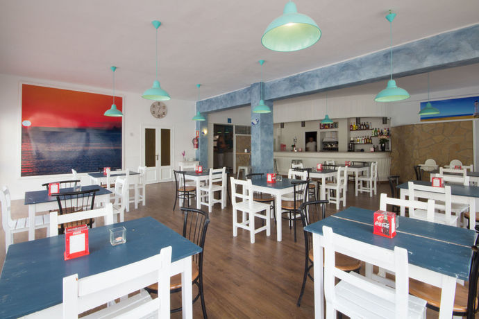Imagen del bar/restaurante del Hostal Sunset Ibiza. Foto 4
