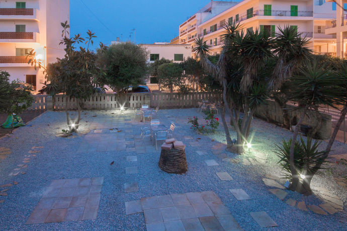 Imagen de los exteriores del Hostal Sunset Ibiza. Foto 16