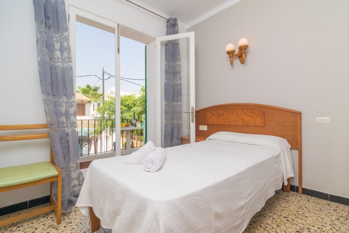 Imagen de la habitación del Hostal Talamanca, Cala d'Or. Foto 4