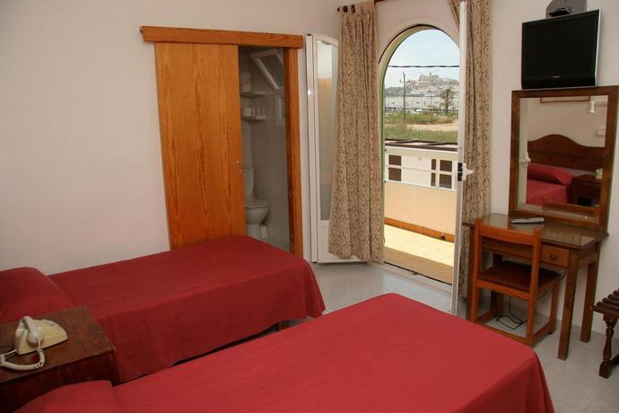 Imagen de la habitación del Hostal Talamanca, Playa de Talamanca. Foto 5