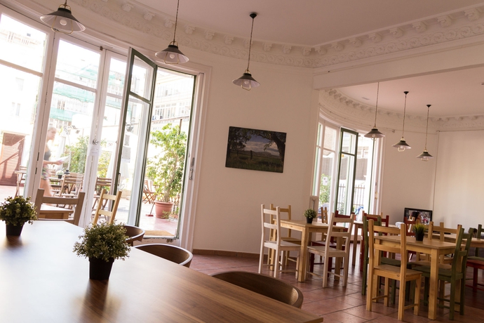 Imagen de los interiores del Hostal The Central House Barcelona Gracia. Foto 10
