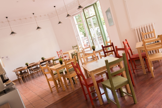 Imagen del bar/restaurante del Hostal The Central House Barcelona Gracia. Foto 3